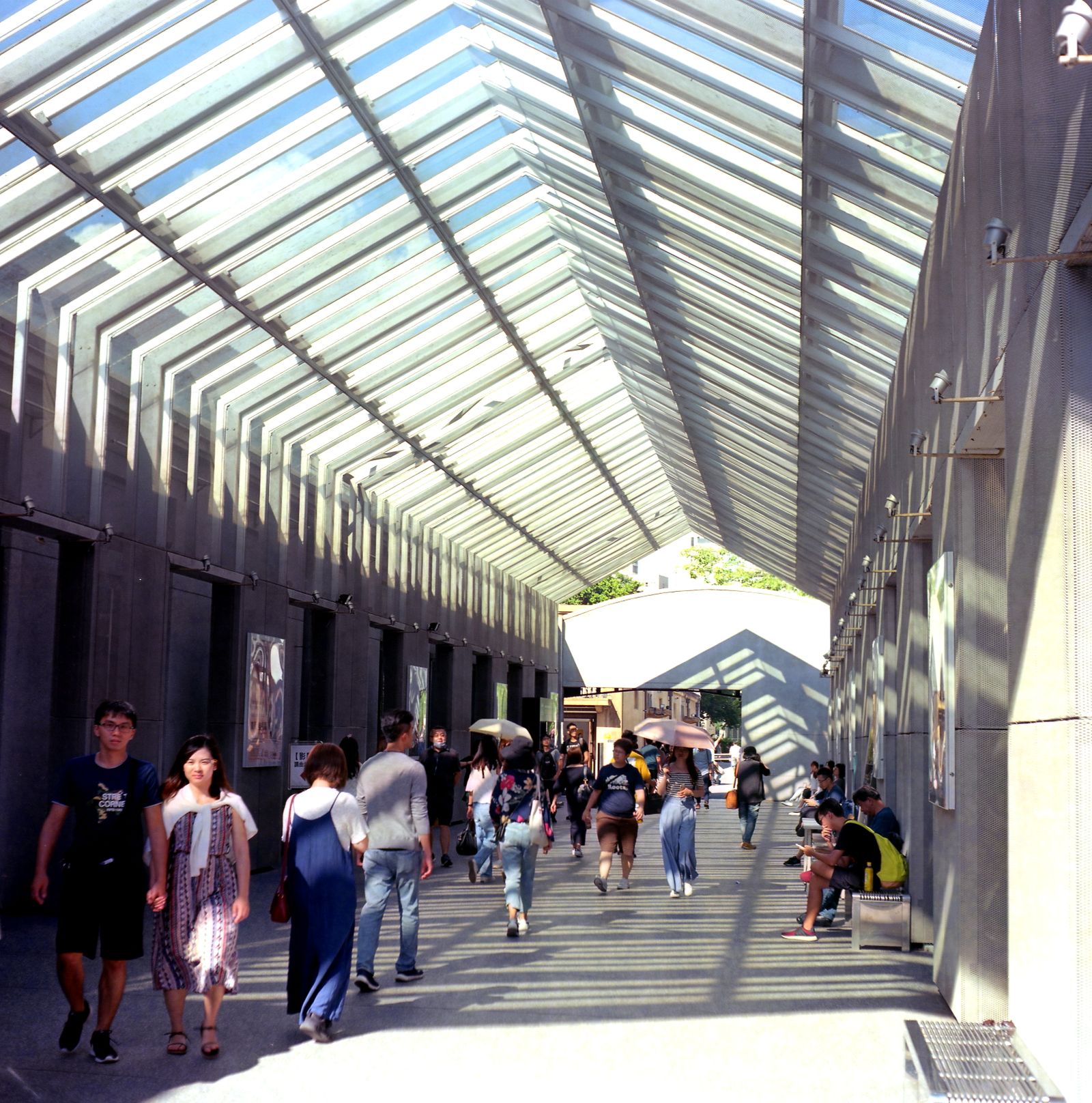 Passage contemporain traversé par plusieurs personnes