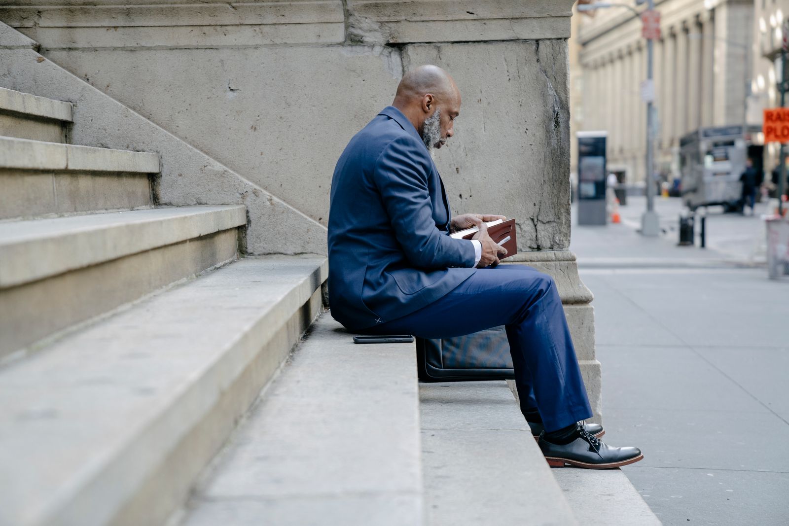 Professionnel expérimenté prenant du recul dans un environnement urbain